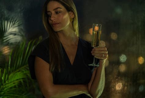 They call them “steamy dramas” for a reason: series that develop a romantic/erotic story slowly turning into a drama are often very successful on Netflix, as modern examples like You, Sex/Life, and Obsession proved. In May 2023, we got another interesting entry: Fake Profile, a Mexican production with an exciting cast.The actress …